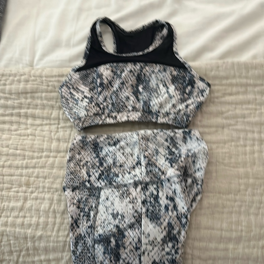 2 piece legging and bra set. One size but runs small.